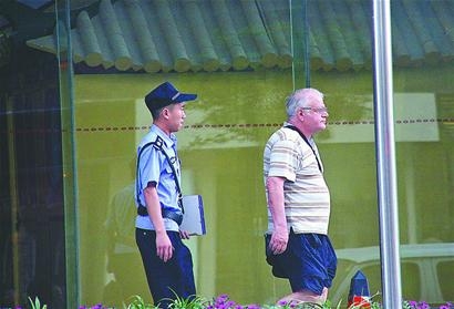 山东财大回应外教<em>泳池</em>扔女孩:合同到期不再续