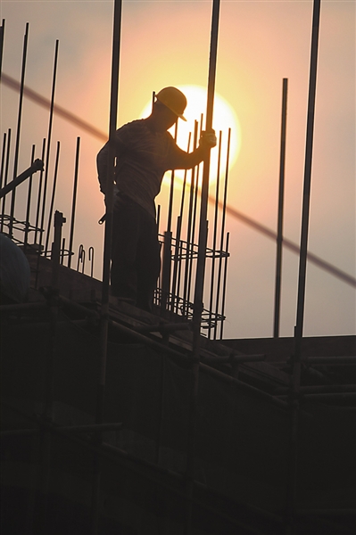 8月14日晨,大足区一建筑工地,工人利用早晨相对凉爽的时段加紧施工.