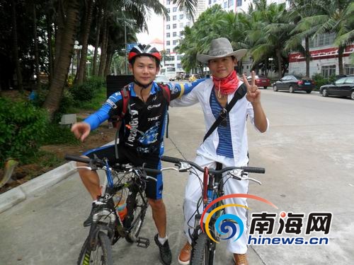 　　两人要结伴骑车到越南(南海网记者孙令正摄)