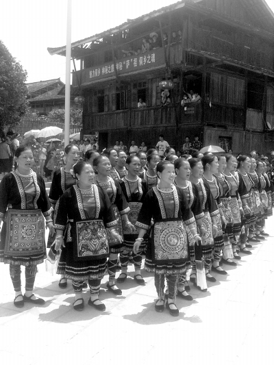 7月23日，通道县坪坦乡，当地侗民在演唱侗族大歌，歌者大多数是中老年人。图/记者吴通清