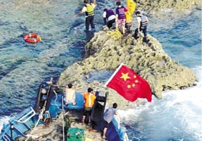 香港保钓人士15日成功将五星红旗插上钓鱼岛.