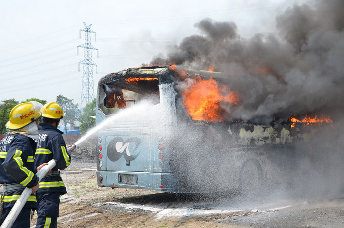汽车起火怎么办?消防实验告诉你答案!