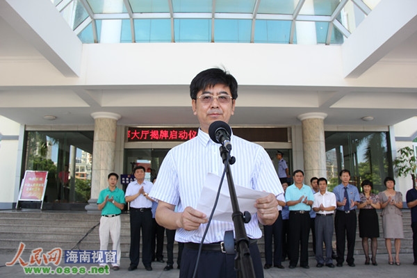 三亚市委副书记、政法委书记吴岩竣在仪式上讲话时的情景,