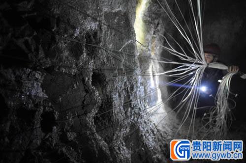 隧道掘进处的墙上，工程师要将20余颗炸药的引线梳理清晰