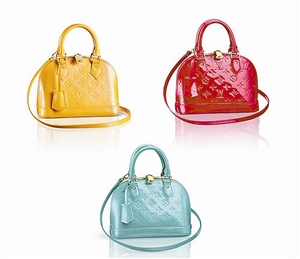 Louis Vuitton 的Monogram Vernis漆皮系列中号Alma手提包。