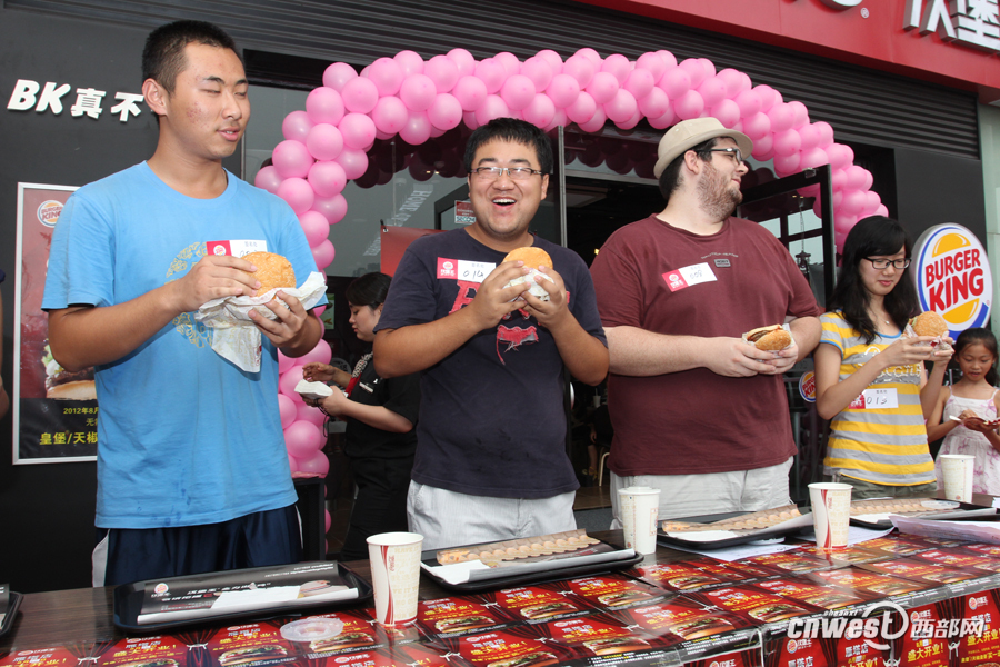 组图:西安吃汉堡比赛+大胃王44秒吞掉双层堡