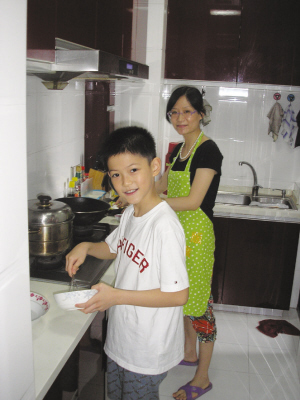 巧手妈妈下厨 十岁儿子帮忙