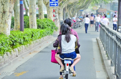南京男子骑自行车带人遭罚款20元