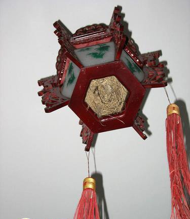 ????二楼上悬挂的灯笼中，已有6只灯笼被麻雀“占领”，在灯笼里做上了窝。