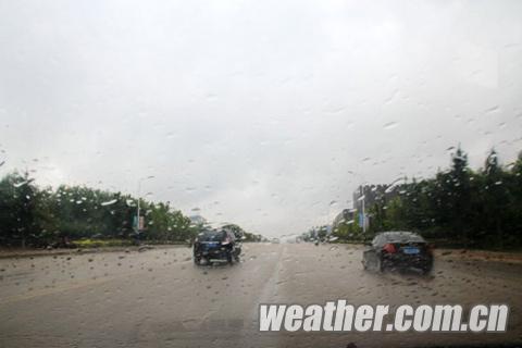 28日,威海风大雨大.(拍摄 宋永强)