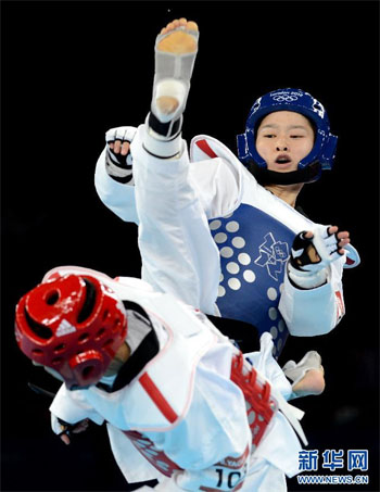 8月8日，中国选手吴静钰（右）在比赛中。当日，在伦敦奥运会跆拳道女子49公斤级比赛中，中国选手吴静钰以8比1战胜西班牙选手亚格&middot;恩里克，夺得冠军。 新华社记者 李钢摄
