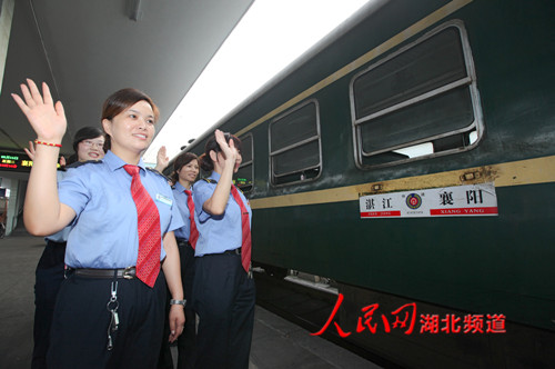 8月14日，襄阳客运段K1474/3次二组职工挥手向退役的绿皮车告别。