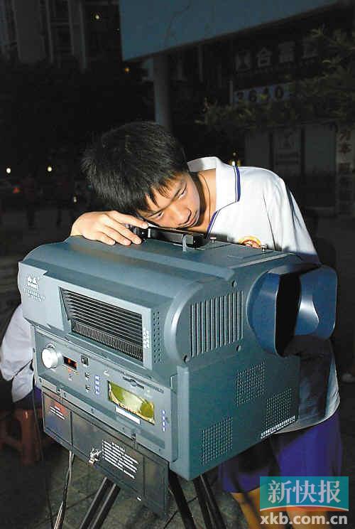 广雅中学生组建放映队 下一站山区