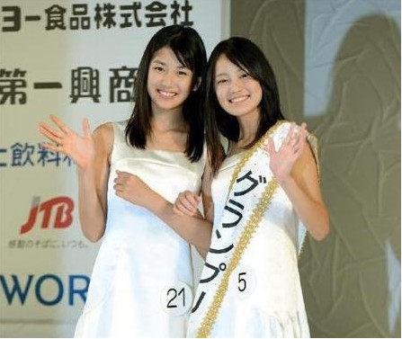 获得2012年日本国民美少女冠军的吉本实忧和小泽奈奈花（资料图片）