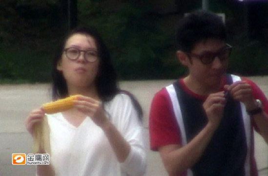 撒贝宁与章子怡互相喂食玉米的甜蜜照