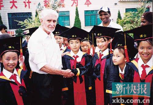 ■该校外教与学生在一起。