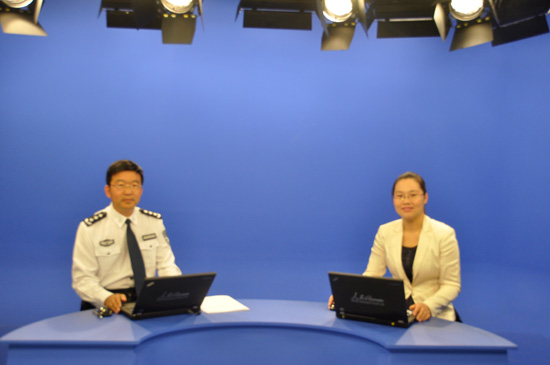 公安部政治部人事训练局副局长樊京玉（左）与人民网主持人杨艳（右）   李宇浩 摄