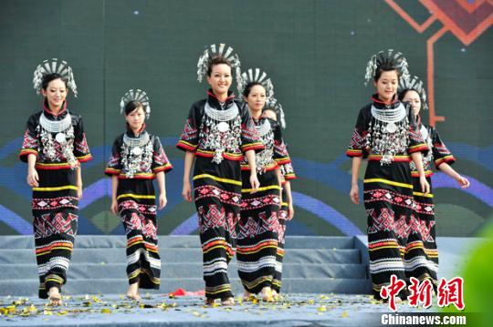 “七仙女”展现保亭黎族传统服饰 骆云飞 摄