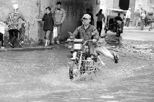林家庄铁路涵洞12年来"逢雨汪洋"图片