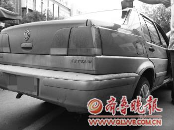 　　出租车像这样车身比较脏,将面临扣5分的处罚。　　本报记者　任洪忠　摄