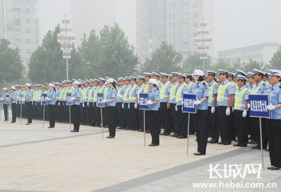 来自衡水市各县市区的14支交警队伍参加会操比武竞赛。扈炜 摄