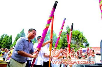 村民上香祭拜。
