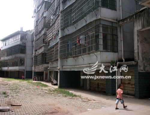 东乡县富丽花苑百余业主入住5年没拿到房产证