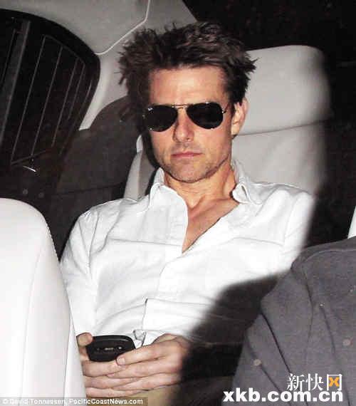 得知恩师去世的消息，阿汤叔难掩悲伤。