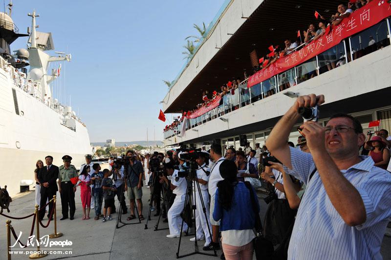 中外记者采访欢迎仪式      摄影：米晋国