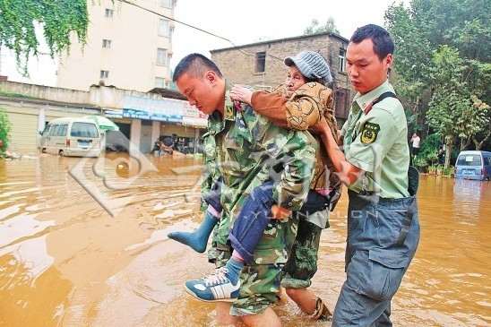 消防官兵赶来,背出被困老人.