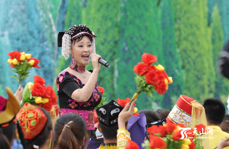 曲比阿乌演唱《情深谊长》