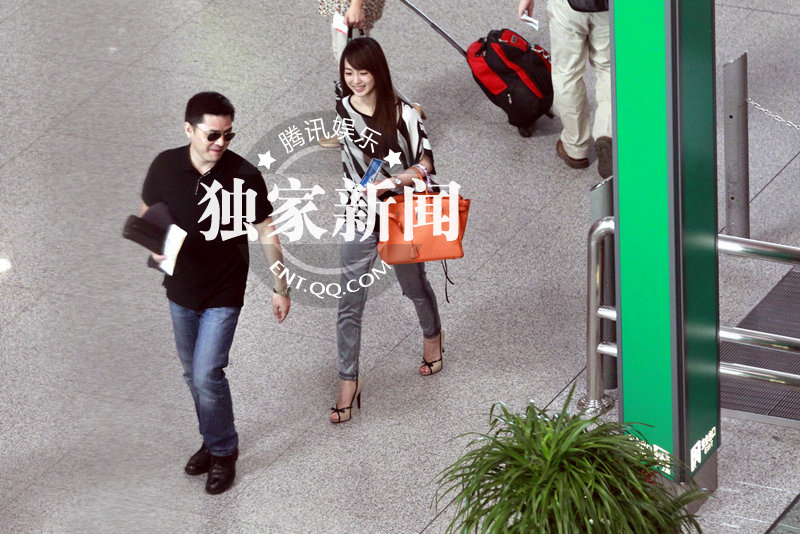 赵普戴墨镜现身机场 与女主持人李蜜外出