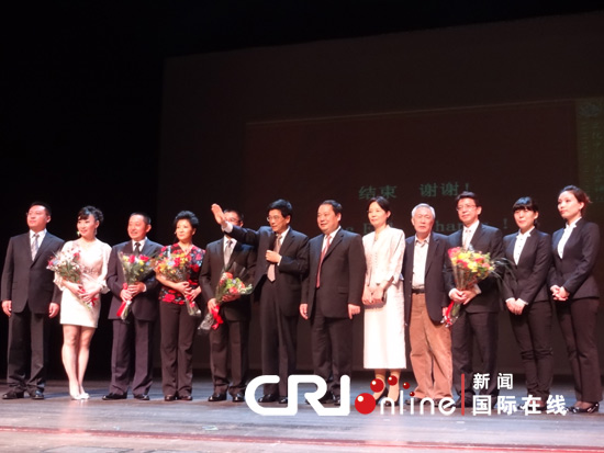 中国驻旧金山总领事高占生挥手祝贺国家京剧院硅谷名家讲坛圆满成功。摄影 招思虹