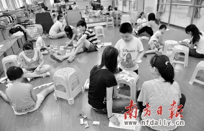 9名志愿者与各自的学生们分别围坐在小凳子旁，开始第一阶段的课程。