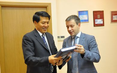 驻俄罗斯大使李辉会见俄通讯与大众传媒部部长