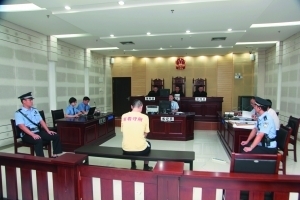 前日被指控5项罪名的方志江在天河法院受审。