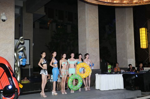 美女模特清凉泳装秀