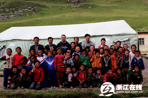 本网记者和本江村小的师生们在一起。