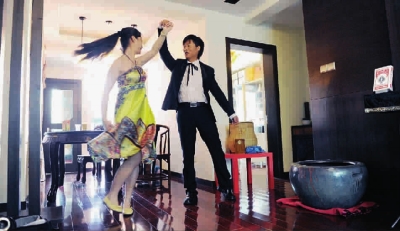 ■要演出了，夫妇俩在家里练习舞蹈