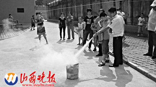小居民头一次学习使用灭火器(图)