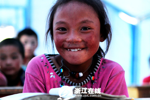 10岁的藏族小女孩代青拉毛在地震中失去了母亲
