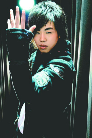 我为歌狂叶峰在广播室里唱的那首歌叫什么名字