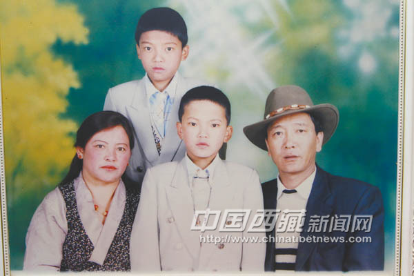 后排为洛桑旦增 ,前排左起为桑旦,阿旺罗布,丹增.记者 姚海全 摄
