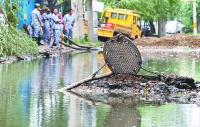 一个圆柱形水管,内直径为20厘米,水流的速度是