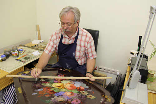 艺术总监列别杰夫在绘制托盘