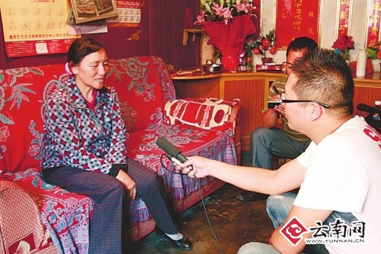 陈定的母亲接受当地电视台的采访 记者 崔敏 摄