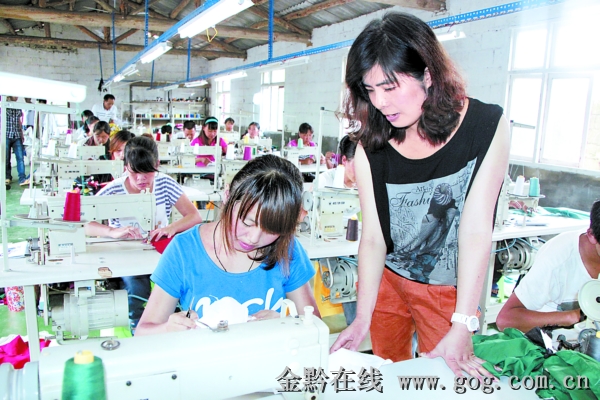 小山村建起服装厂