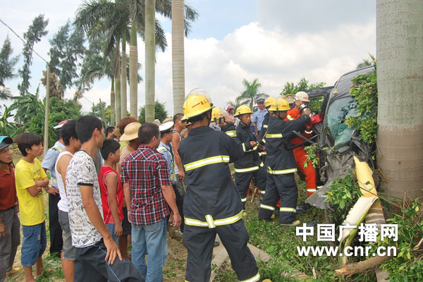 消防官兵到达现场后,只见现场一片混乱,大量群众围观.