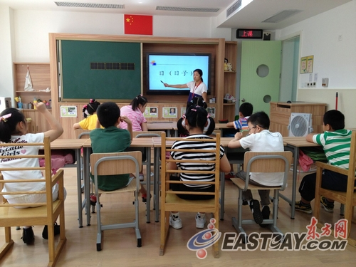 张颖在给孩子们上语文课