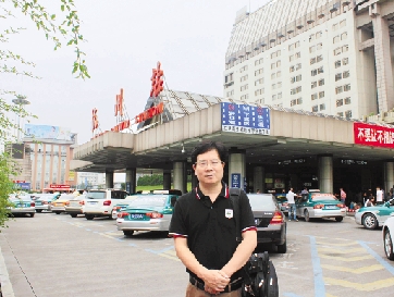 9月12日早晨,杭州城站火车站,丁列明即将搭乘